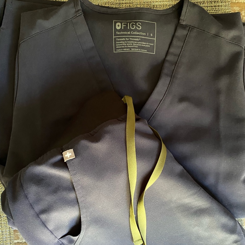 Figs small set Quiet Navy. Casma 3 pocket top and Zamora joggers.
